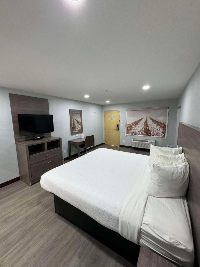 King Room with Mobility Accessible Tub at SureStay Hotel by Best Western Childress