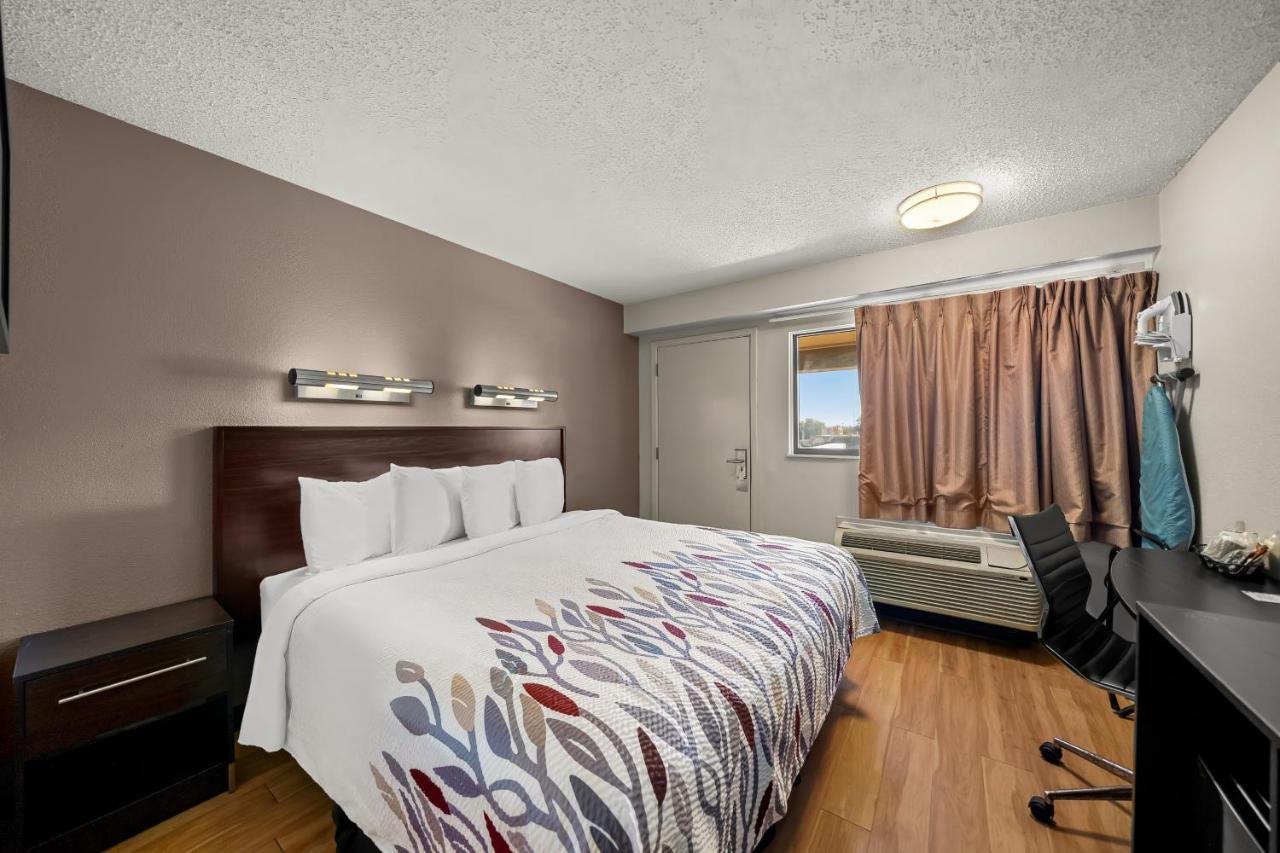 Deluxe King Room Smoking at Red Roof Inn Dallas - DFW Airport North