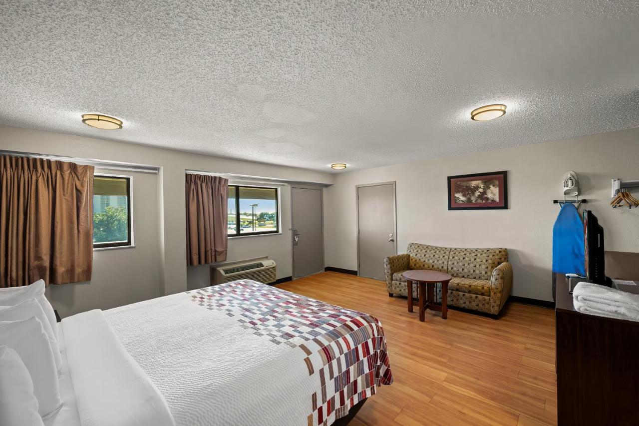 Suite King Room Smoking at Red Roof Inn Dallas - DFW Airport North