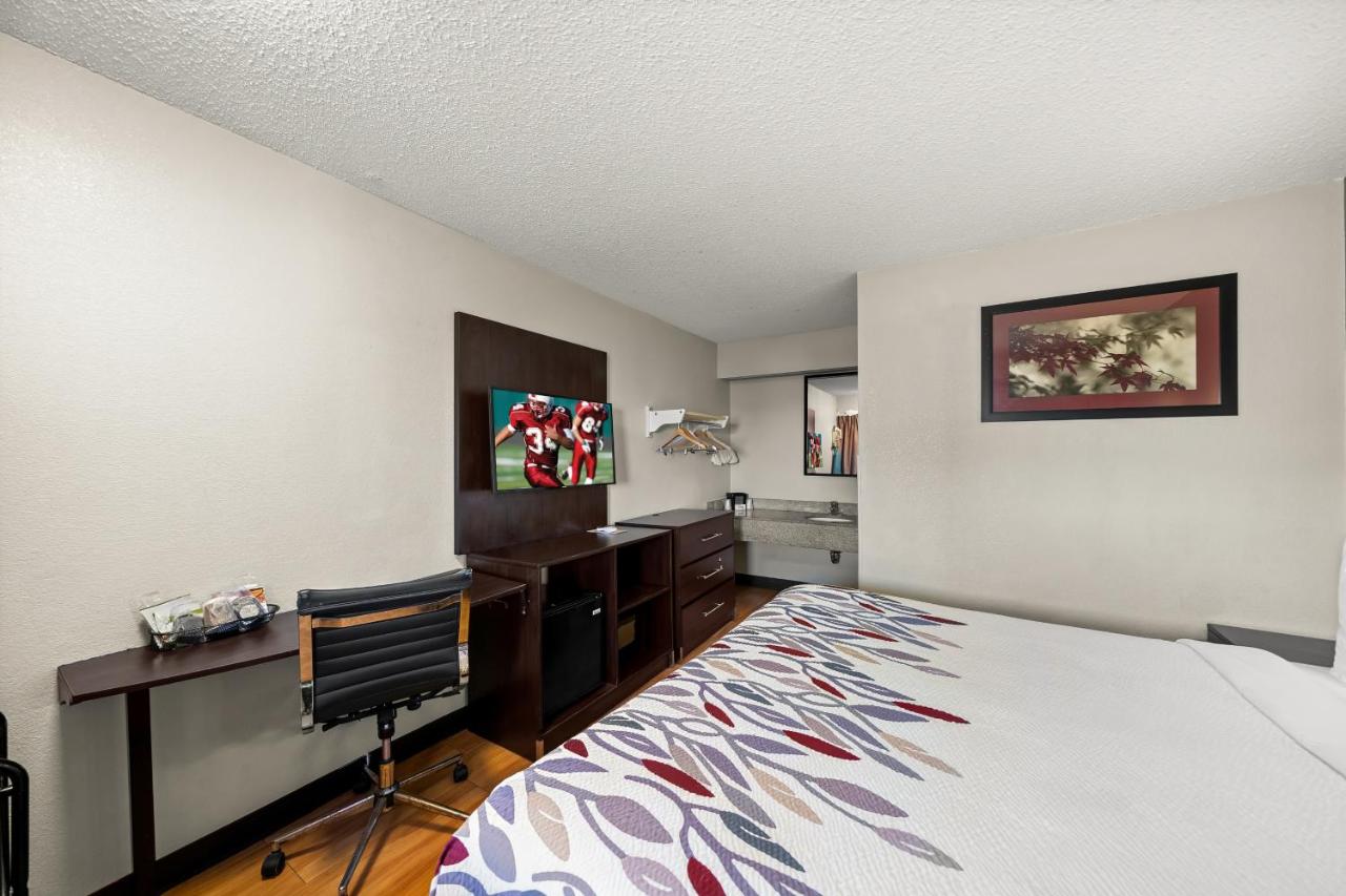 Deluxe King Room Smoking at Red Roof Inn Dallas - DFW Airport North