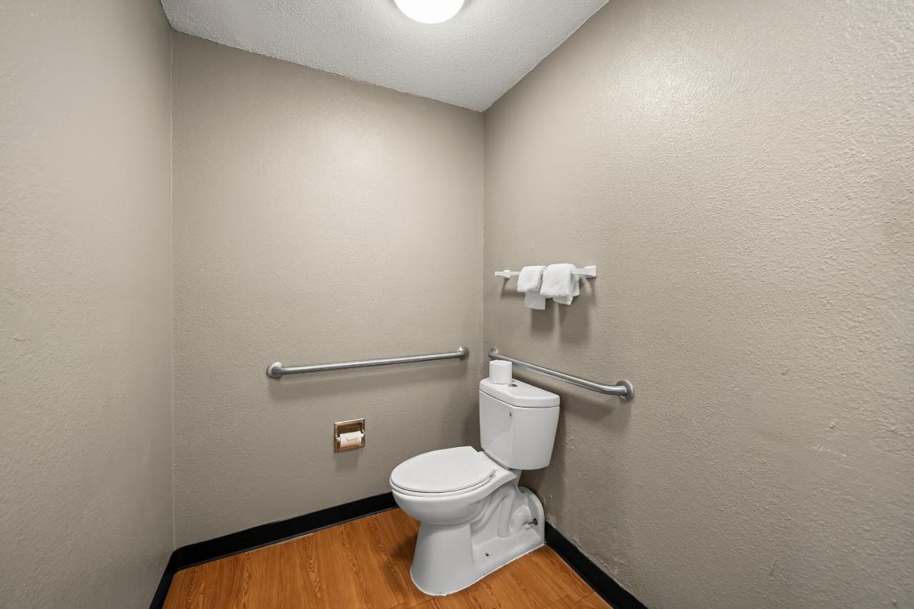 Deluxe King Room Disability Access Non-Smoking at Red Roof Inn Dallas - DFW Airport North