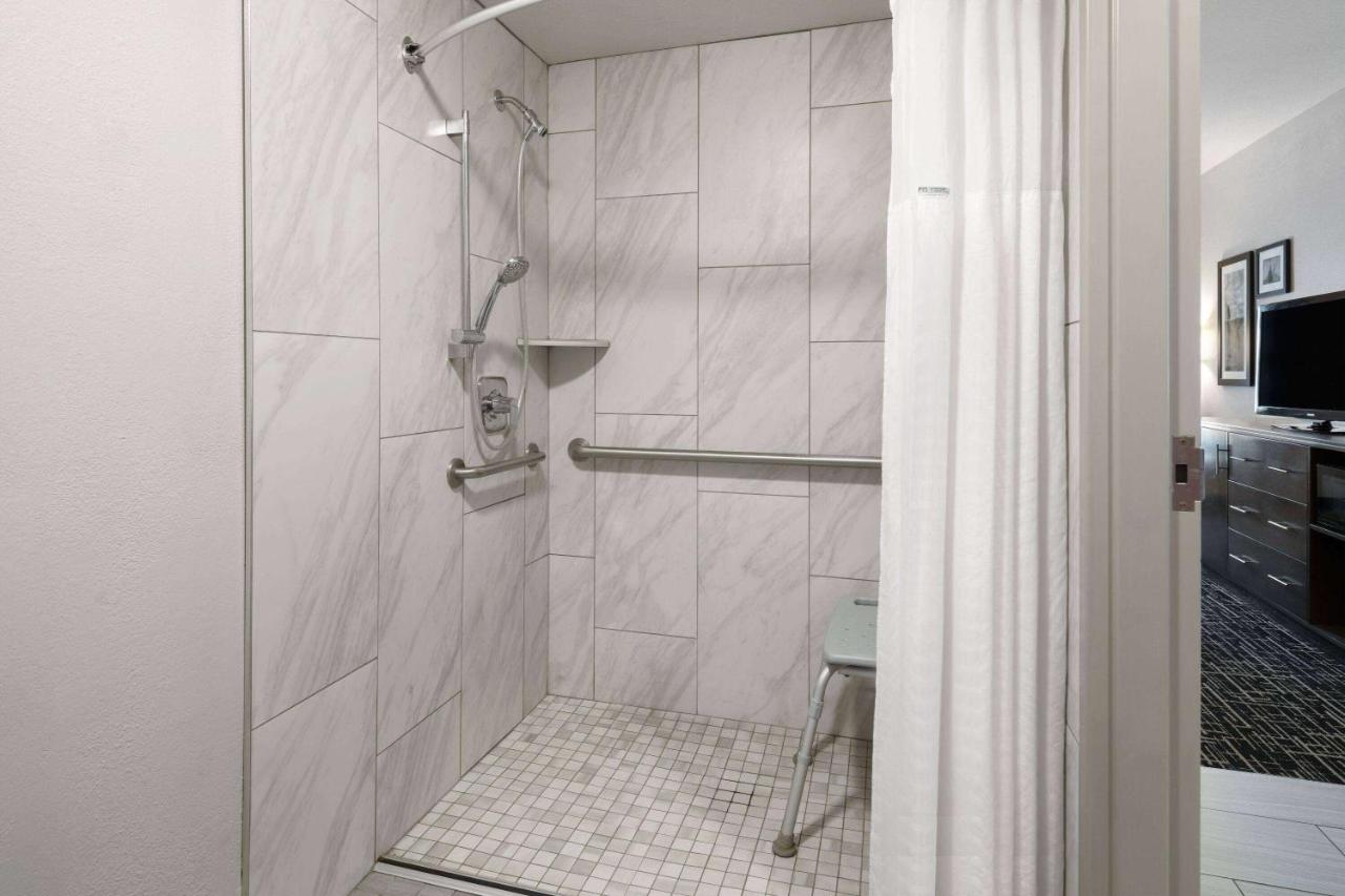 1 King Bed, Mobility Accessible Room, Bath Tub w/ Grab Bar, Non-Smoking at La Quinta Inn & Suites by Wyndham Pocatello