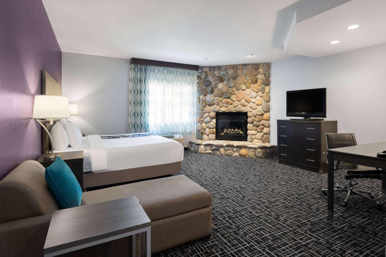 1 King Bed, Mobility Accessible Room, Bath Tub w/ Grab Bar, Non-Smoking at La Quinta Inn & Suites by Wyndham Pocatello