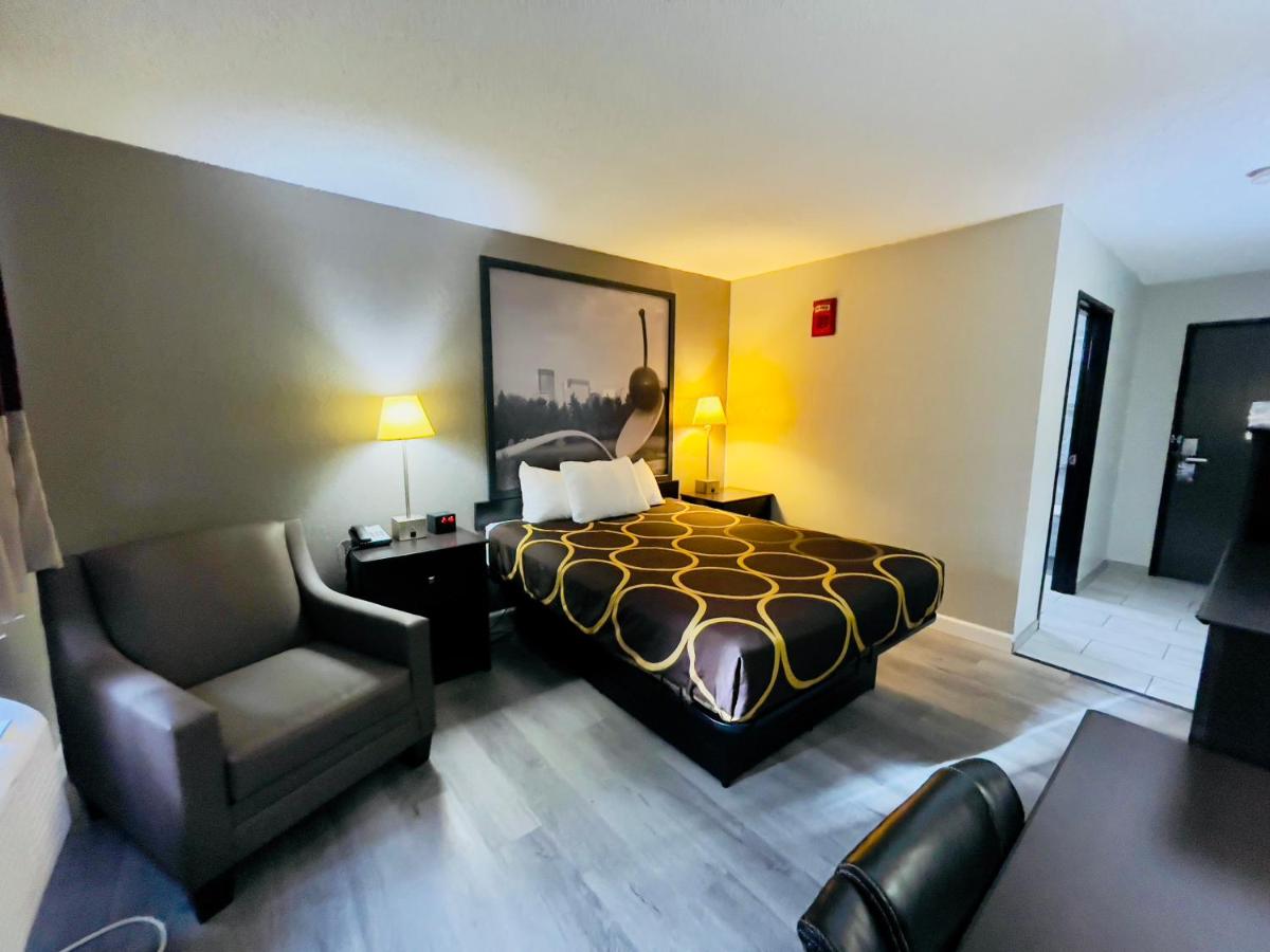 Queen Room - Disability Access/Non-Smoking at Super 8 by Wyndham Shakopee