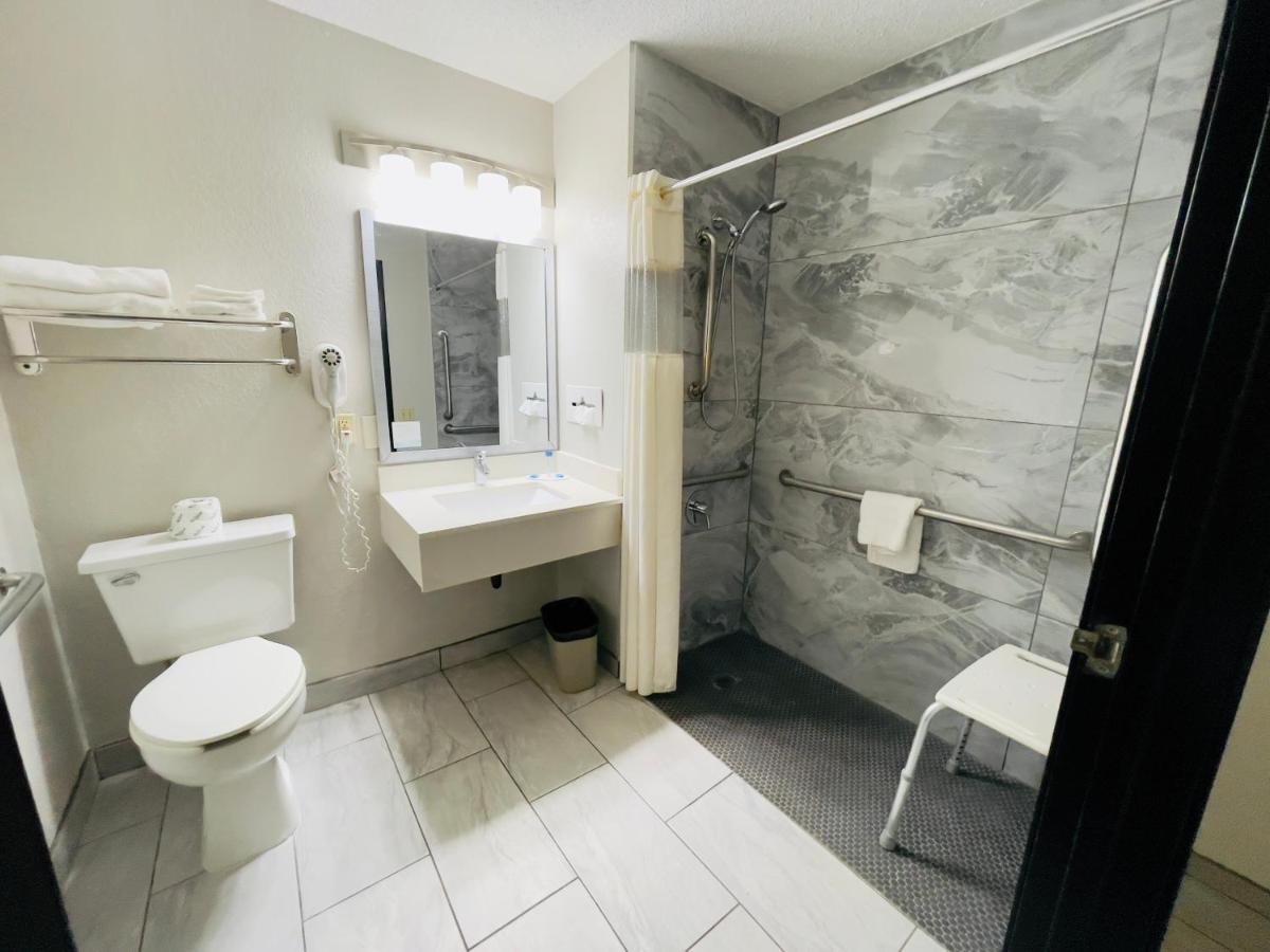 Queen Room - Disability Access/Non-Smoking at Super 8 by Wyndham Shakopee