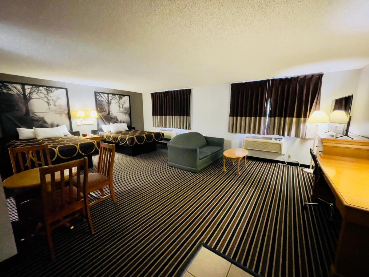 Queen Suite - Non-Smoking at Super 8 by Wyndham Shakopee
