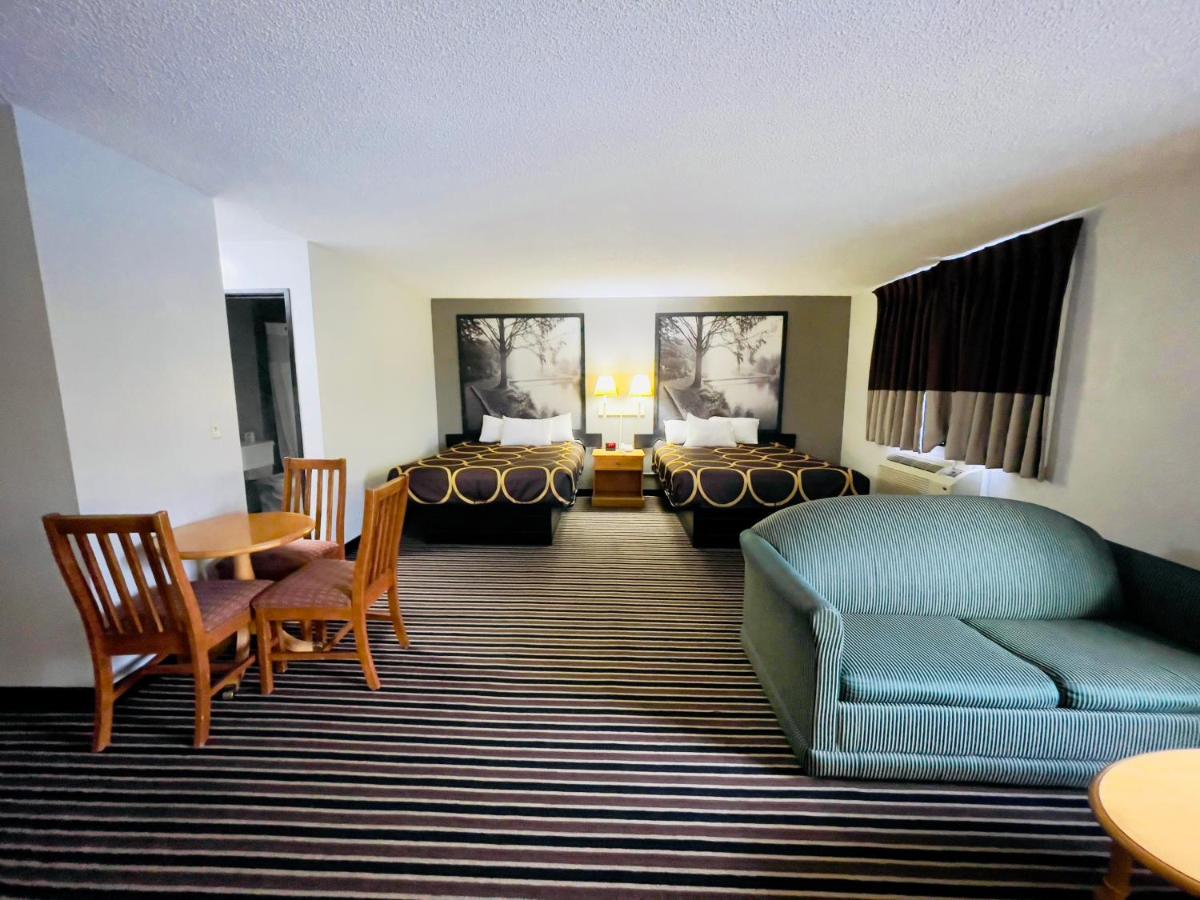 Queen Suite - Non-Smoking at Super 8 by Wyndham Shakopee