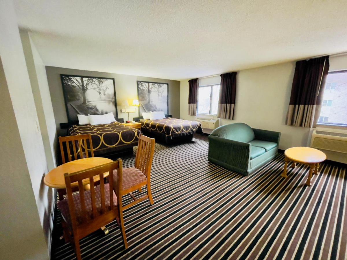 Queen Suite - Non-Smoking at Super 8 by Wyndham Shakopee