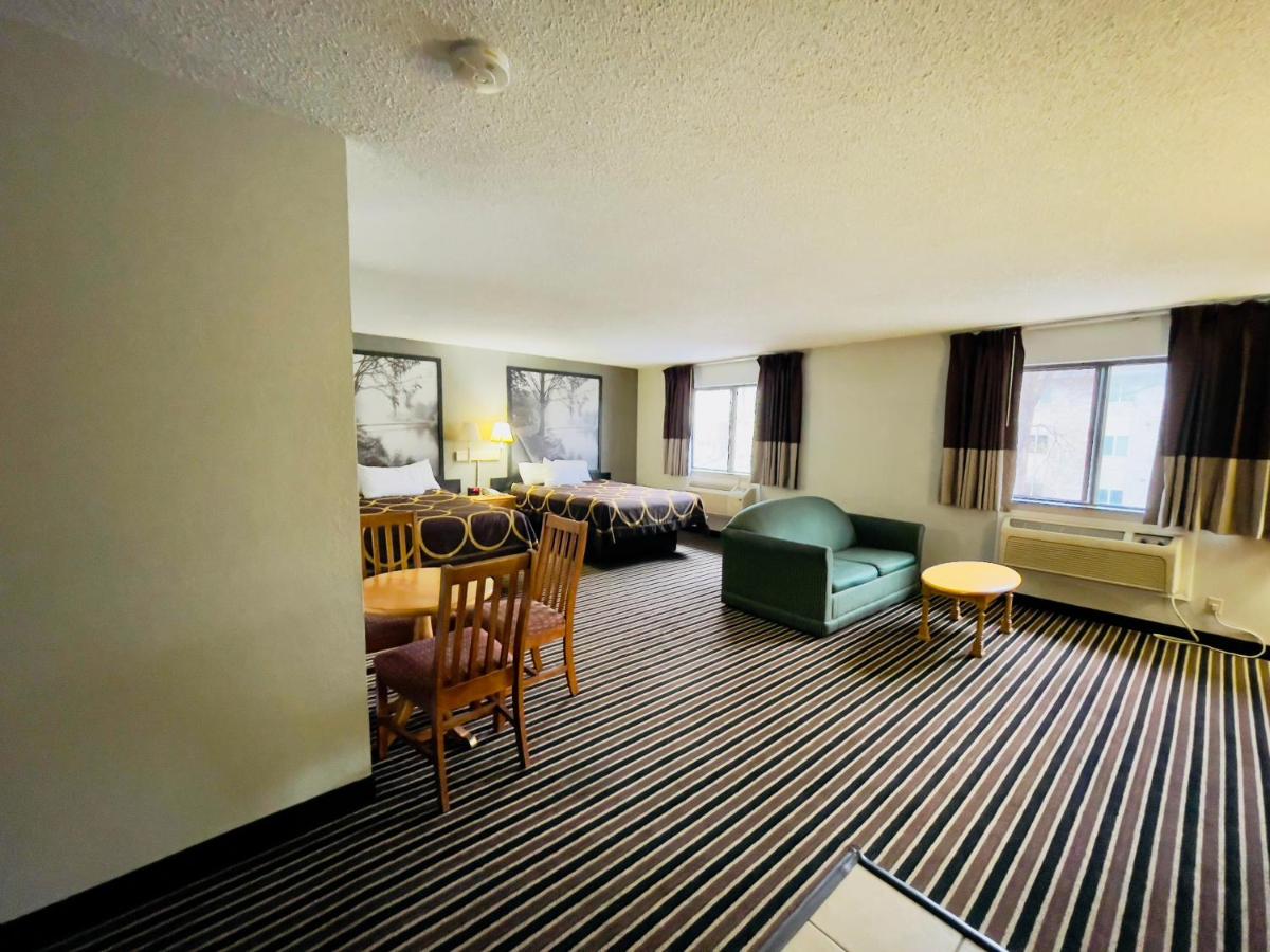 Queen Suite - Non-Smoking at Super 8 by Wyndham Shakopee