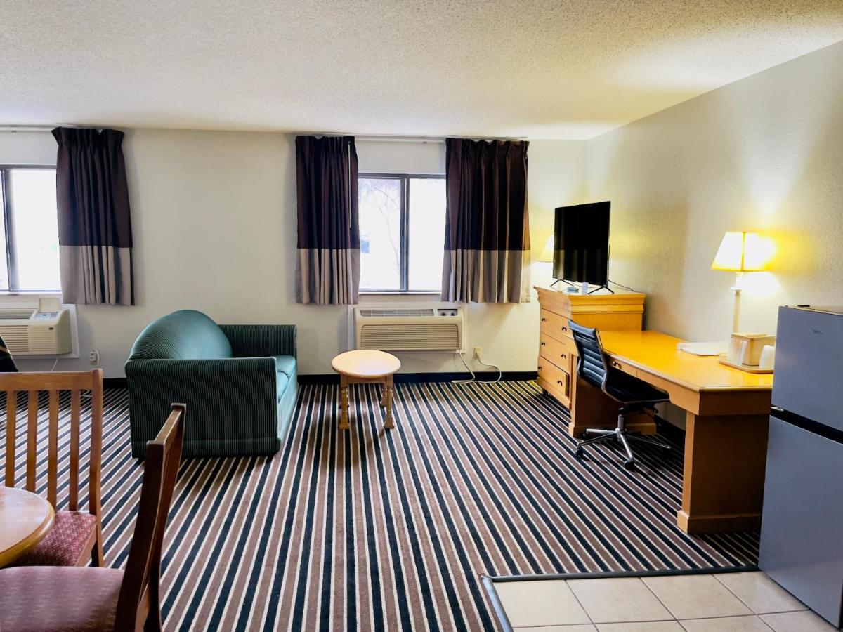 Queen Suite - Non-Smoking at Super 8 by Wyndham Shakopee