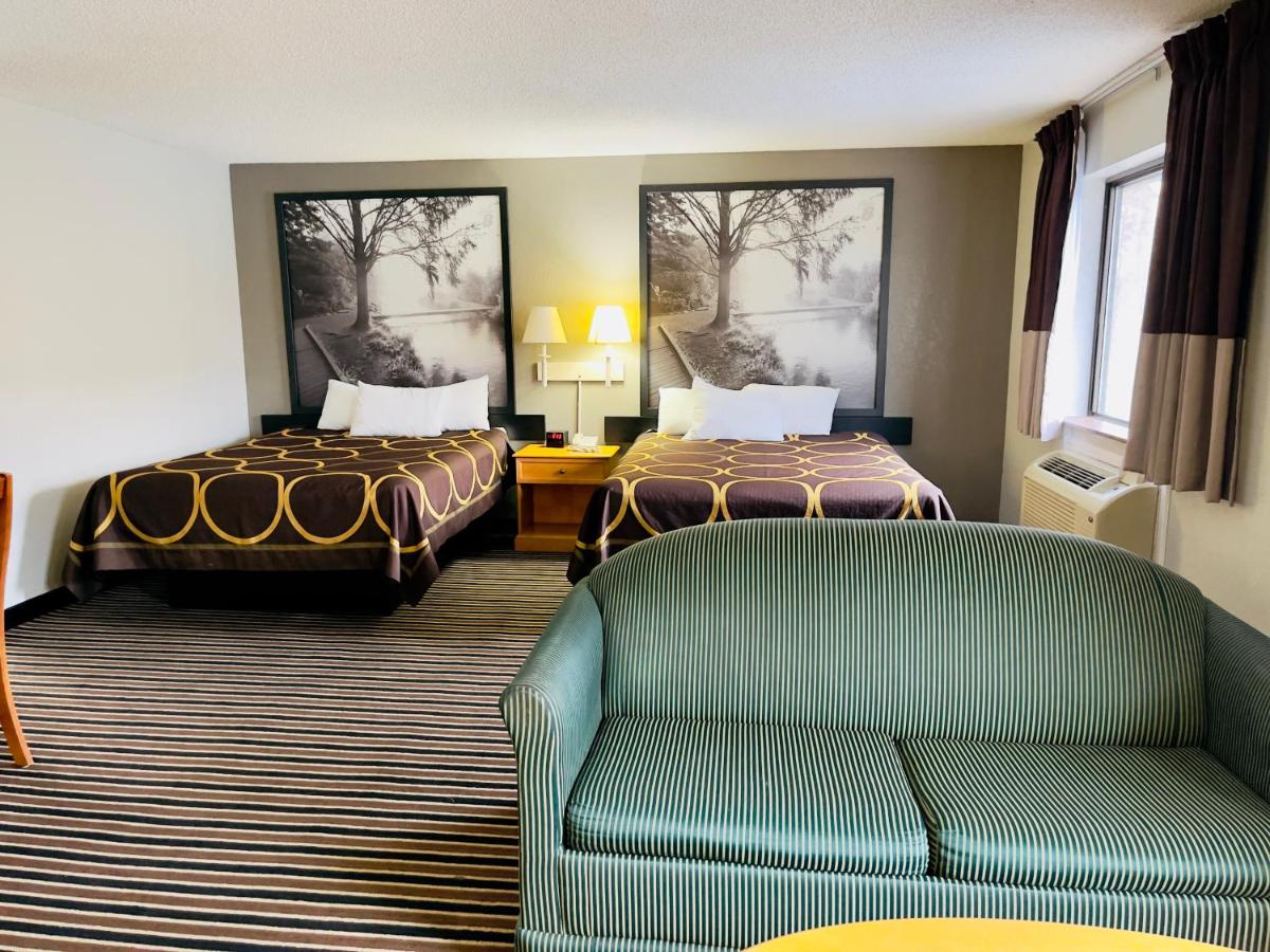 Queen Suite - Non-Smoking at Super 8 by Wyndham Shakopee