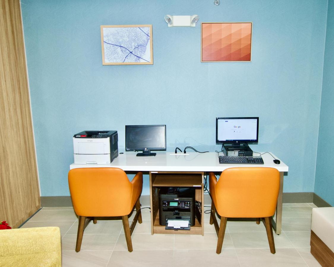  | Holiday Inn Express Hotel and Suites St. Charles, an IHG Hotel