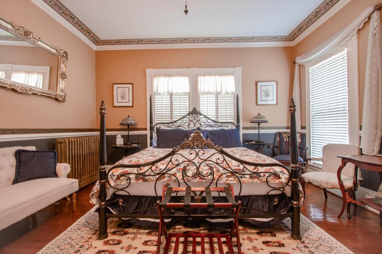 | The Oaks Victorian Inn