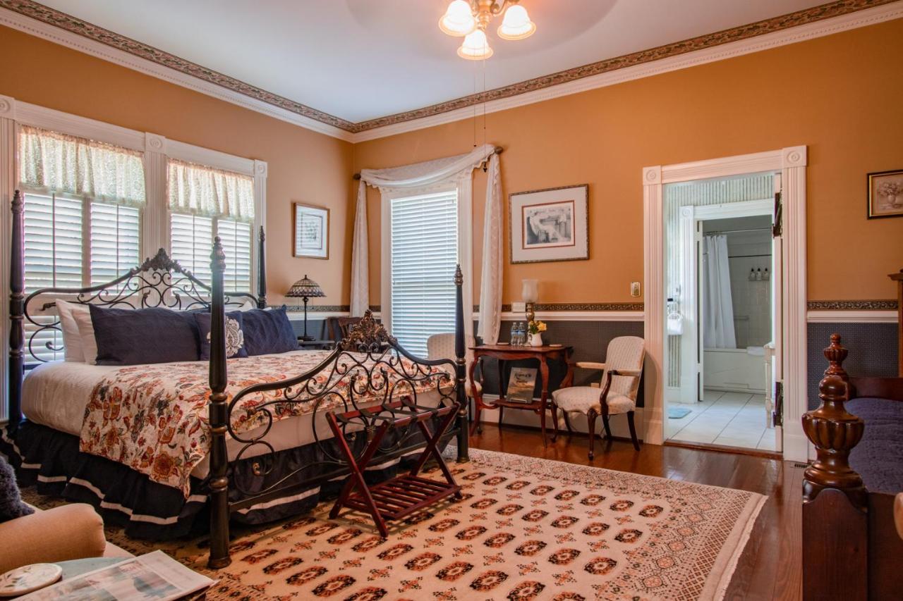 | The Oaks Victorian Inn