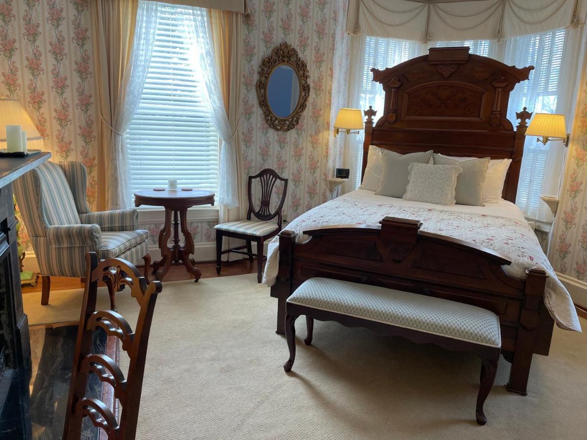 | The Oaks Victorian Inn