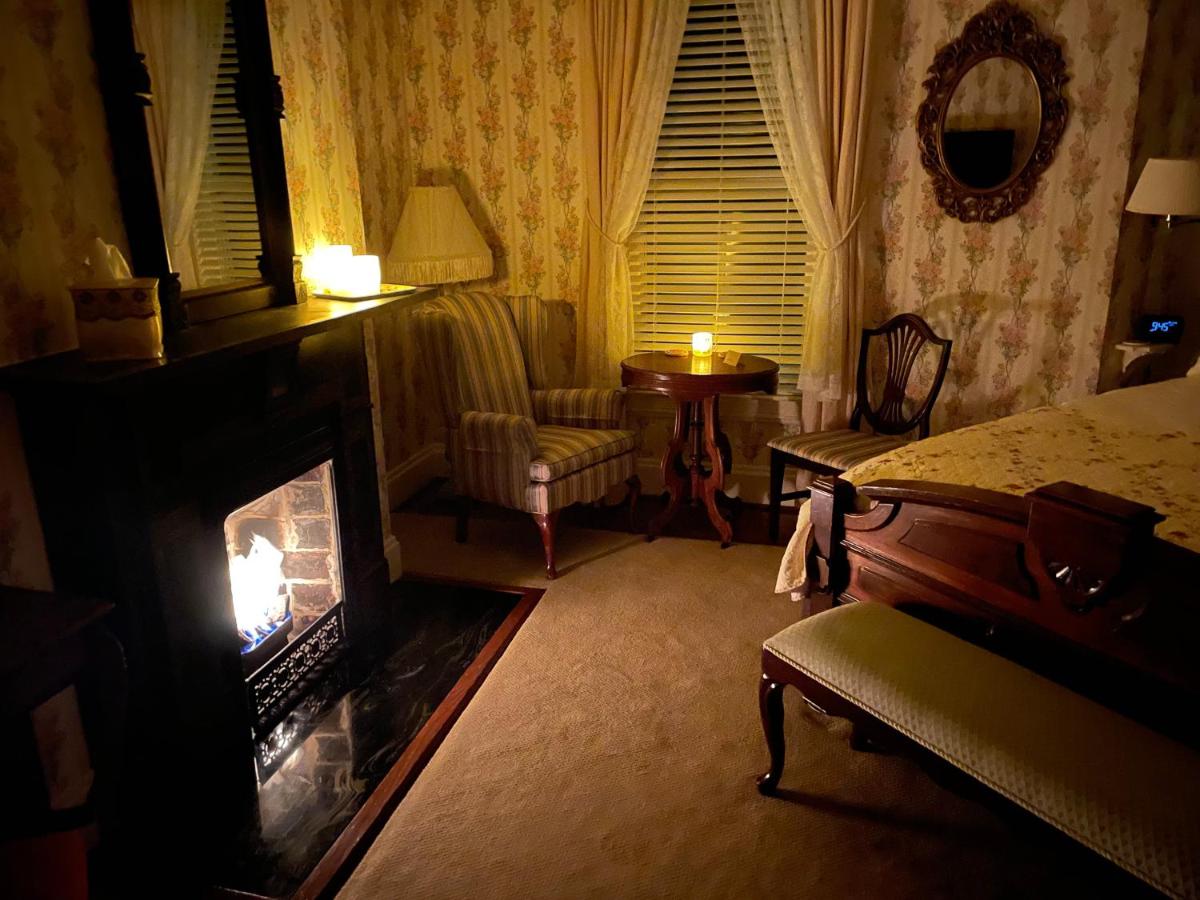 | The Oaks Victorian Inn