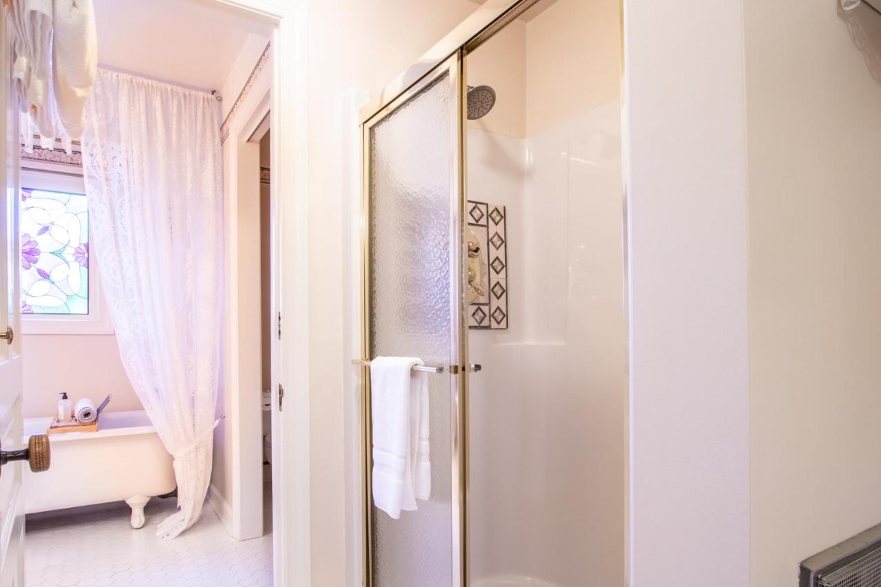 | The Oaks Victorian Inn