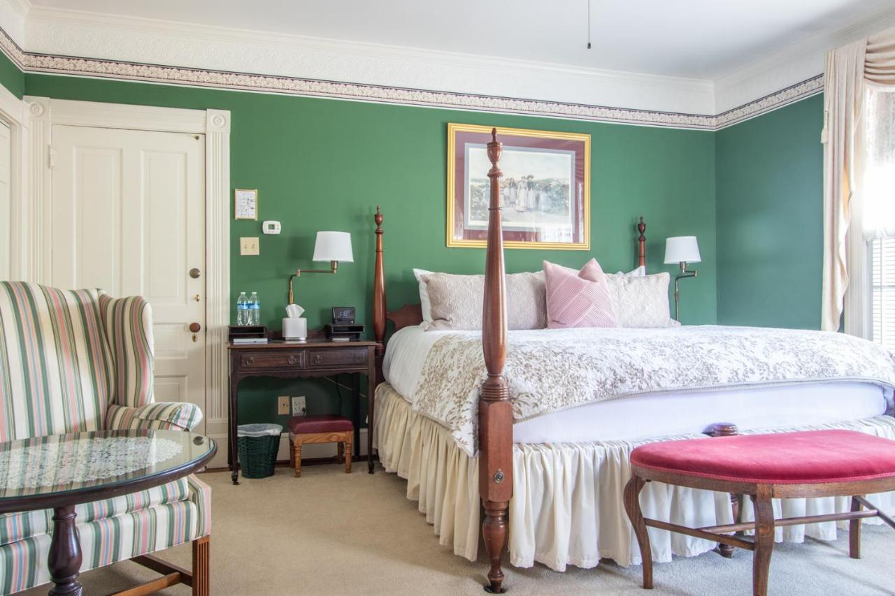 | The Oaks Victorian Inn