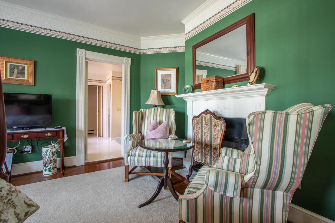 | The Oaks Victorian Inn