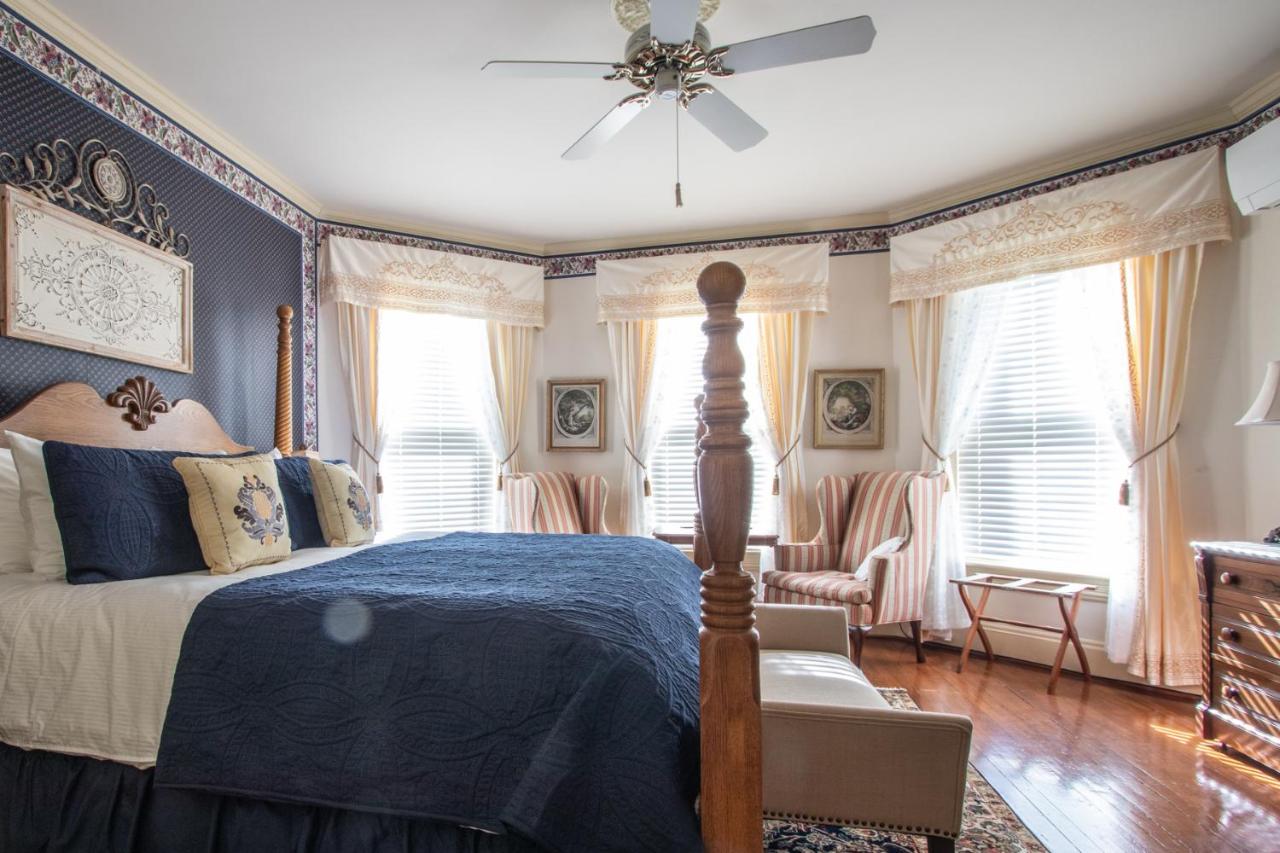 | The Oaks Victorian Inn