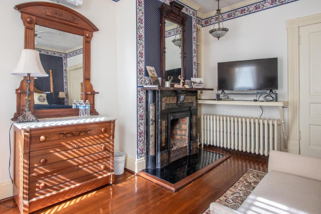 | The Oaks Victorian Inn