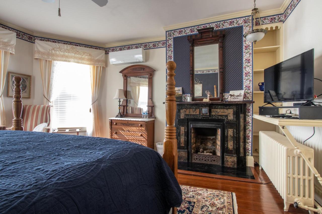 | The Oaks Victorian Inn