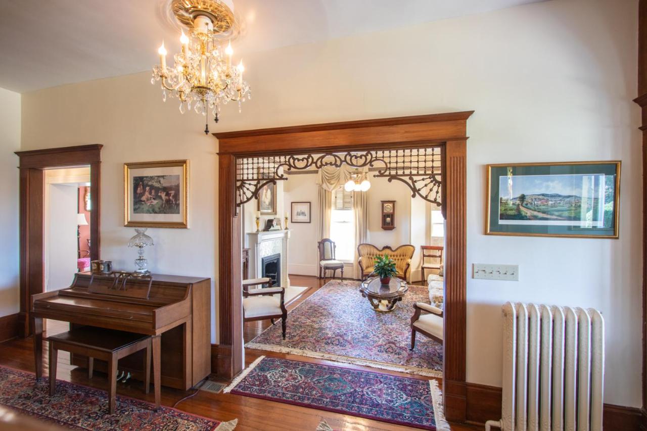 | The Oaks Victorian Inn