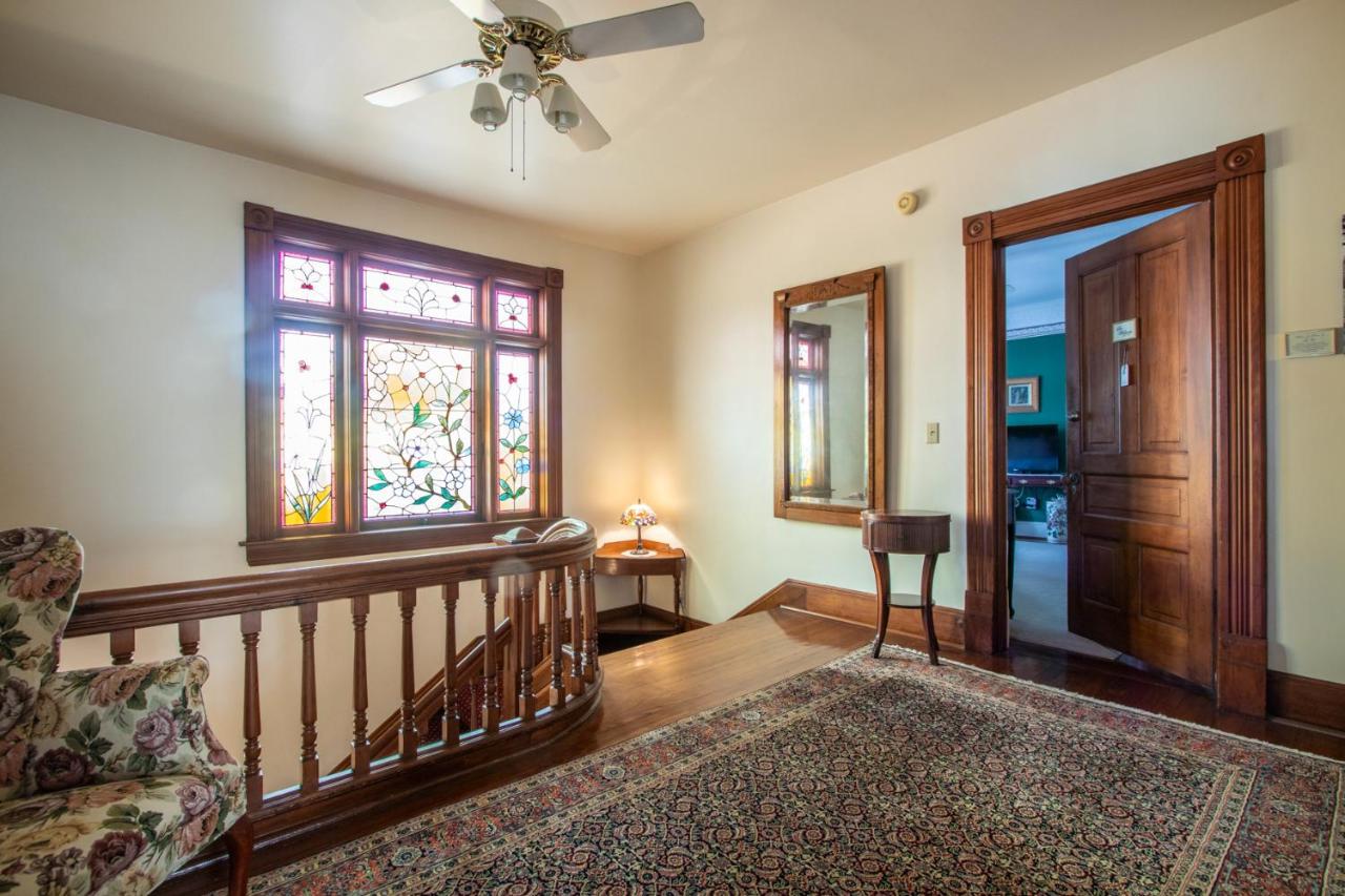 | The Oaks Victorian Inn