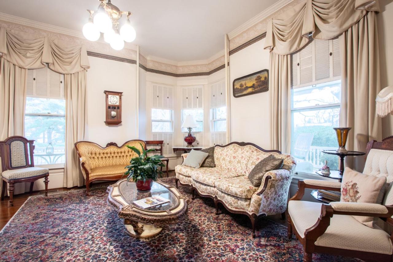 | The Oaks Victorian Inn