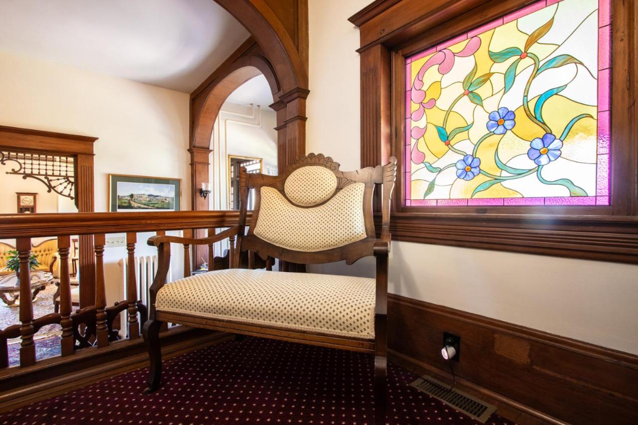 | The Oaks Victorian Inn