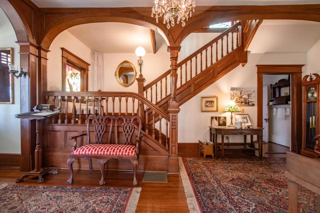 | The Oaks Victorian Inn
