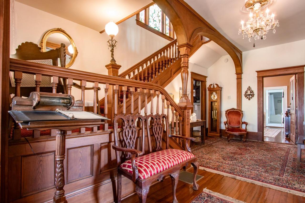 | The Oaks Victorian Inn