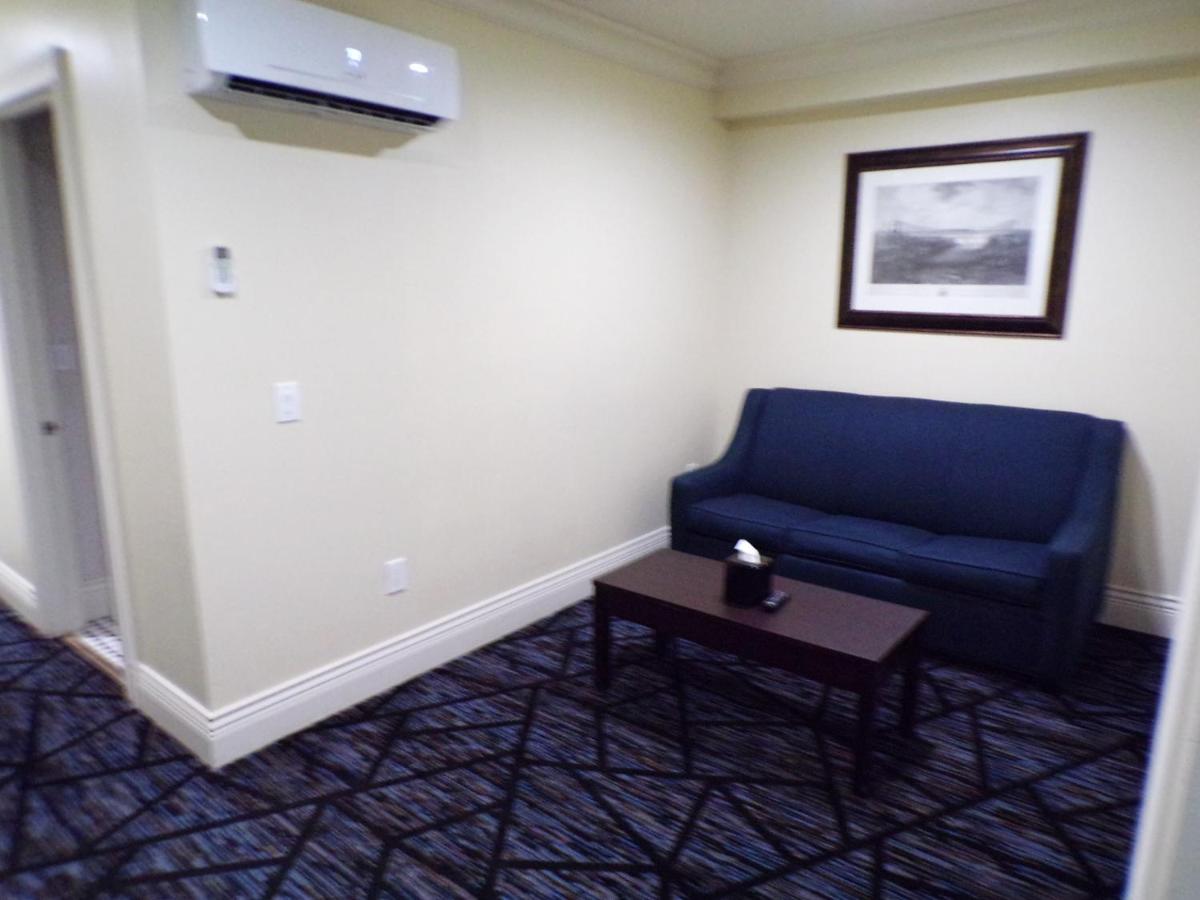 | Niagara Crossing Hotel and Spa