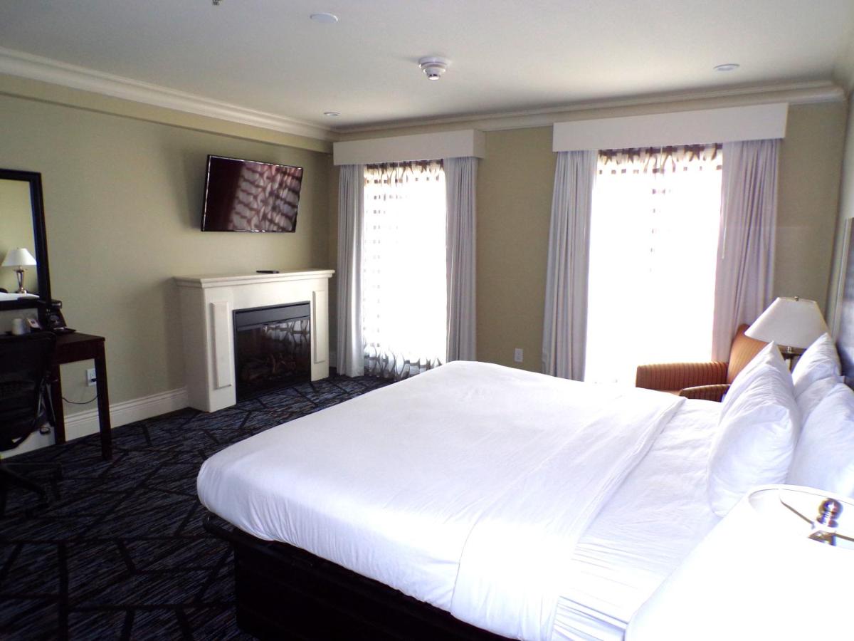 | Niagara Crossing Hotel and Spa