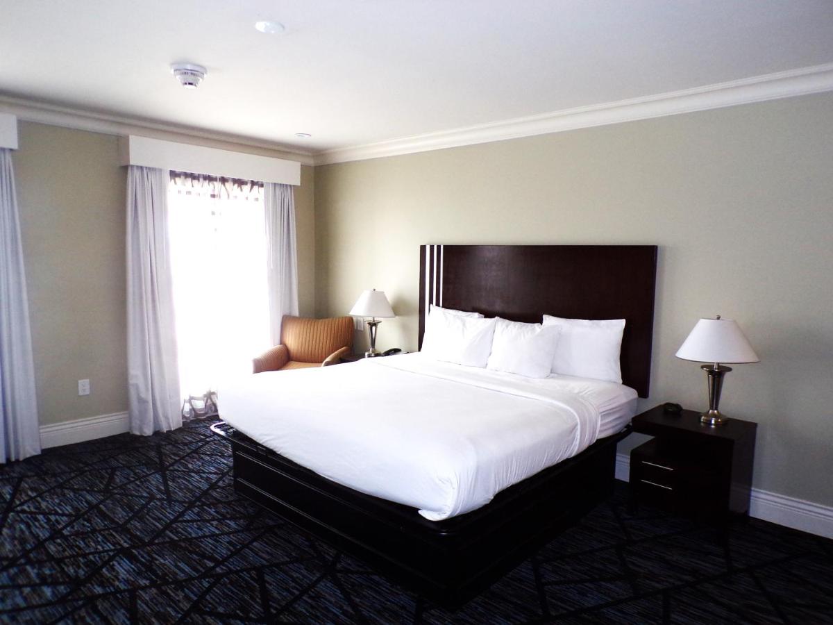 | Niagara Crossing Hotel and Spa