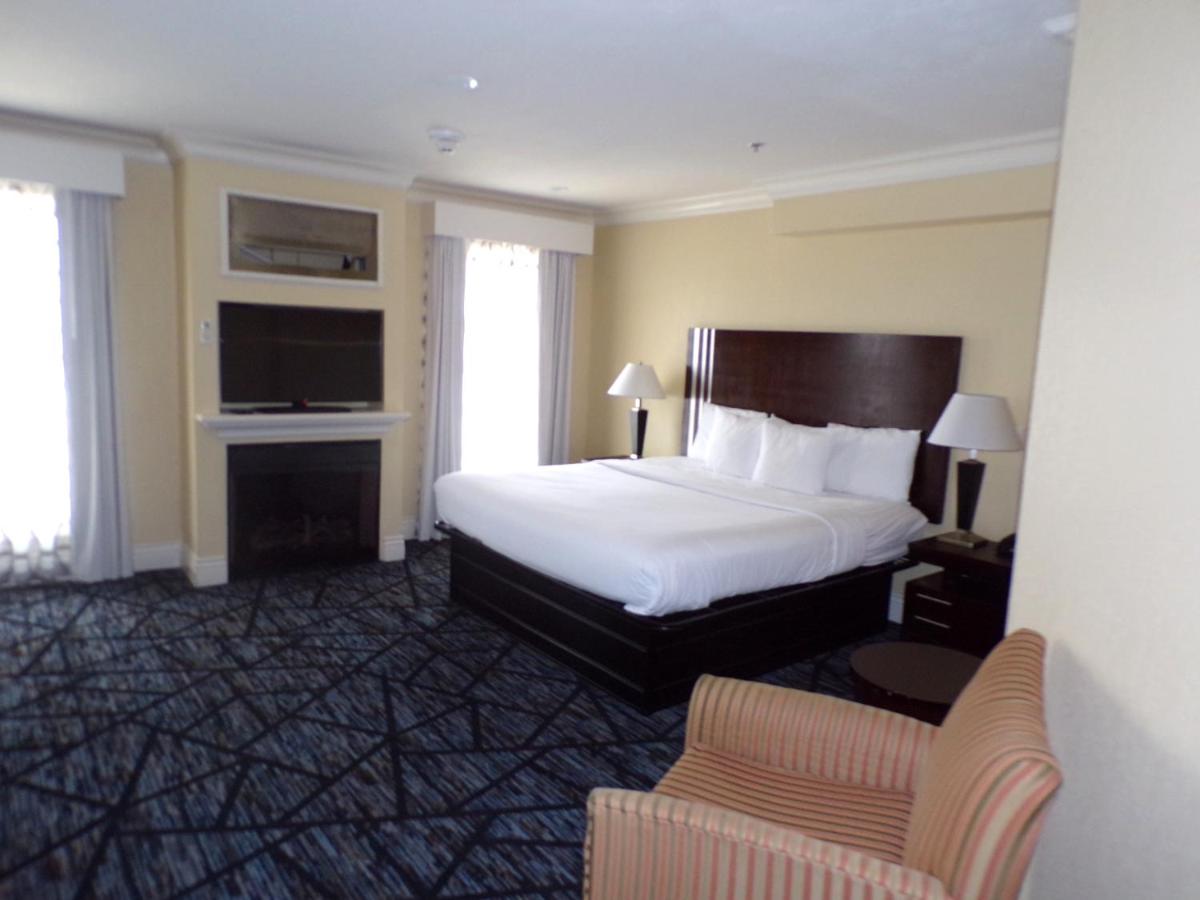 | Niagara Crossing Hotel and Spa