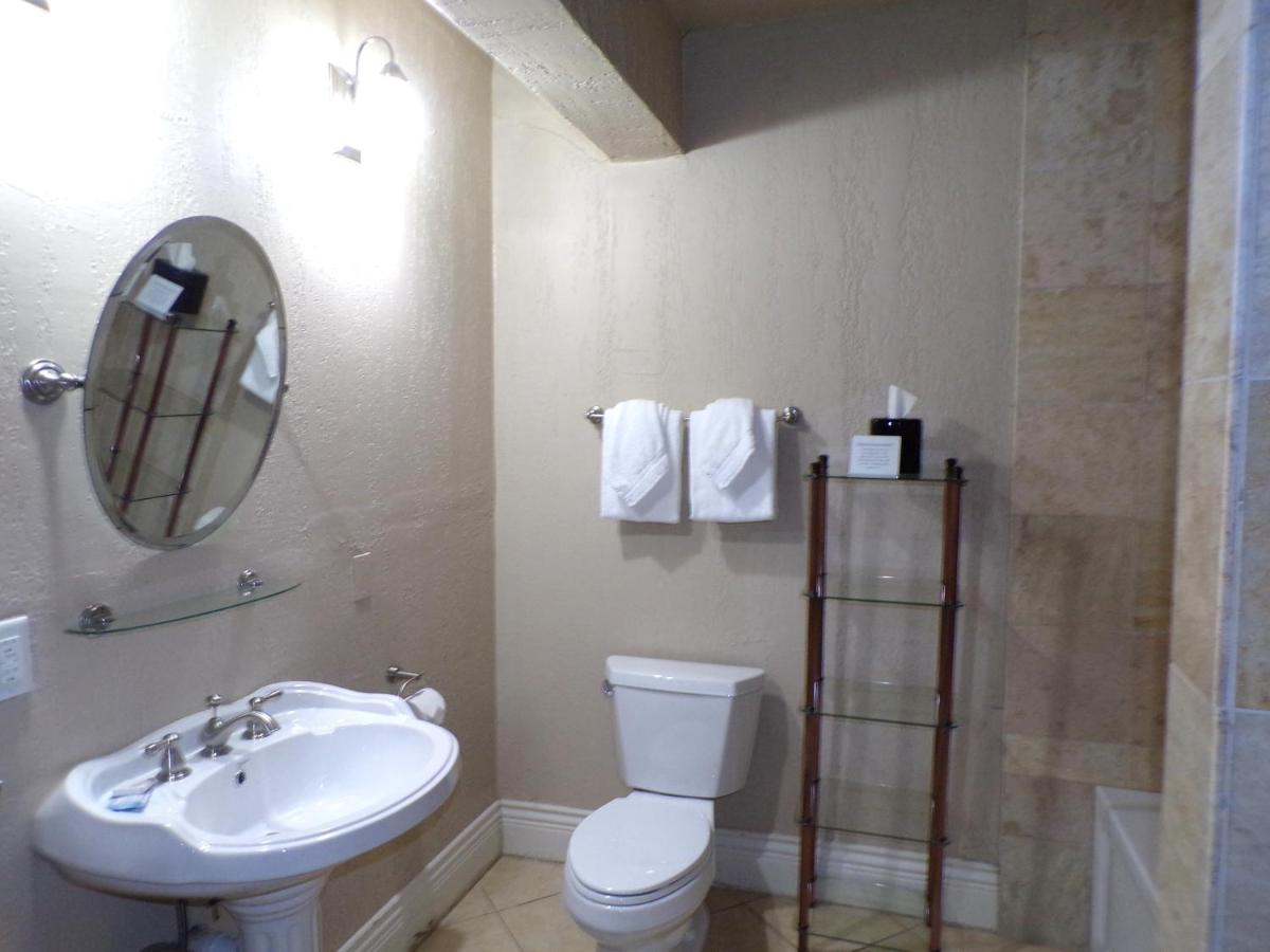 | Niagara Crossing Hotel and Spa