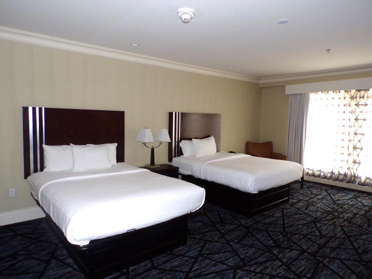 | Niagara Crossing Hotel and Spa