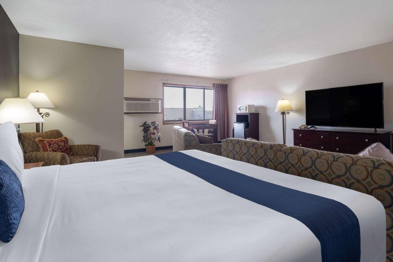 King Suite - Non-Smoking at Travelodge by Wyndham Merrill