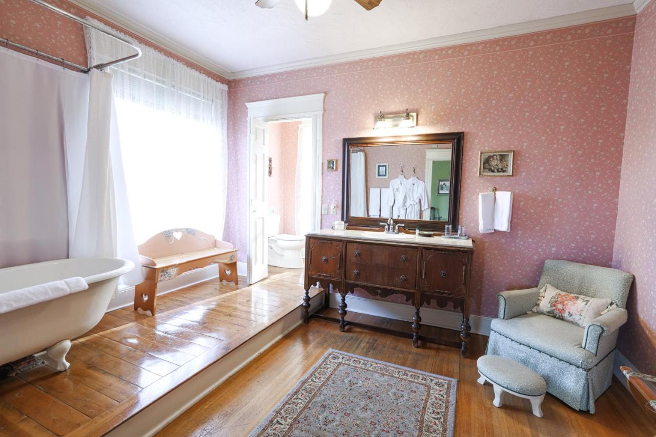 | Walnut Street Inn