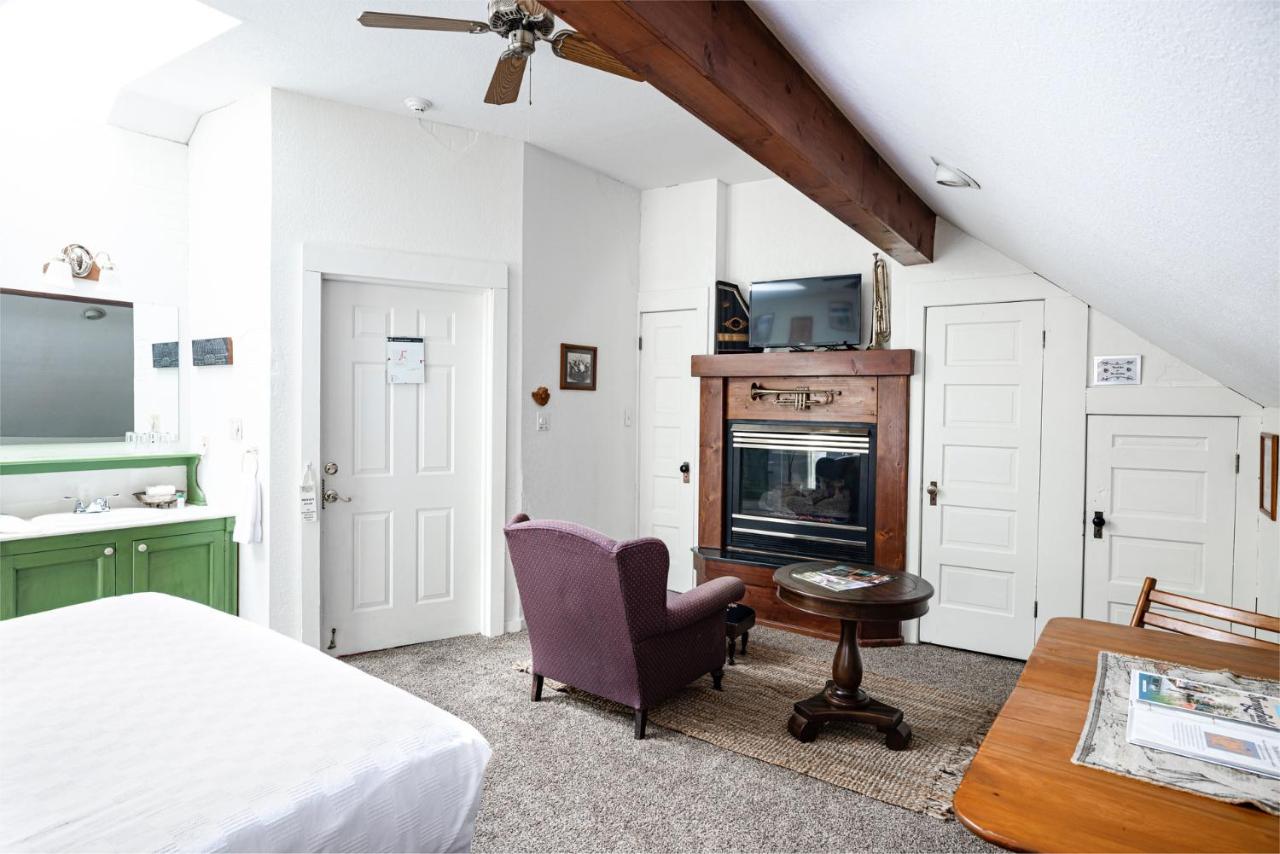 | Walnut Street Inn