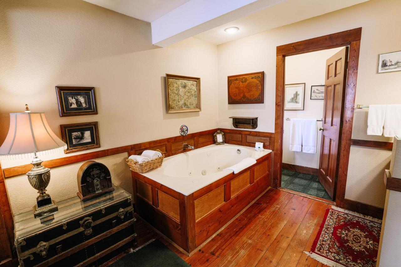 | Walnut Street Inn