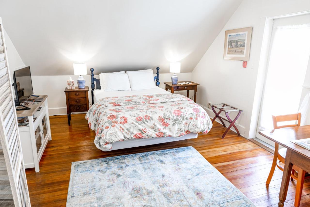 | Walnut Street Inn