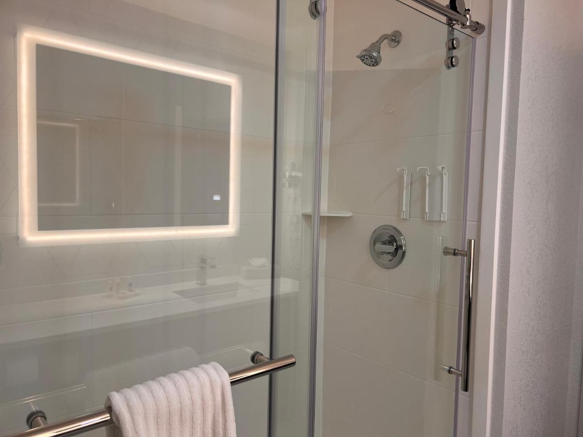 King Suite at Comfort Suites Louisville Airport