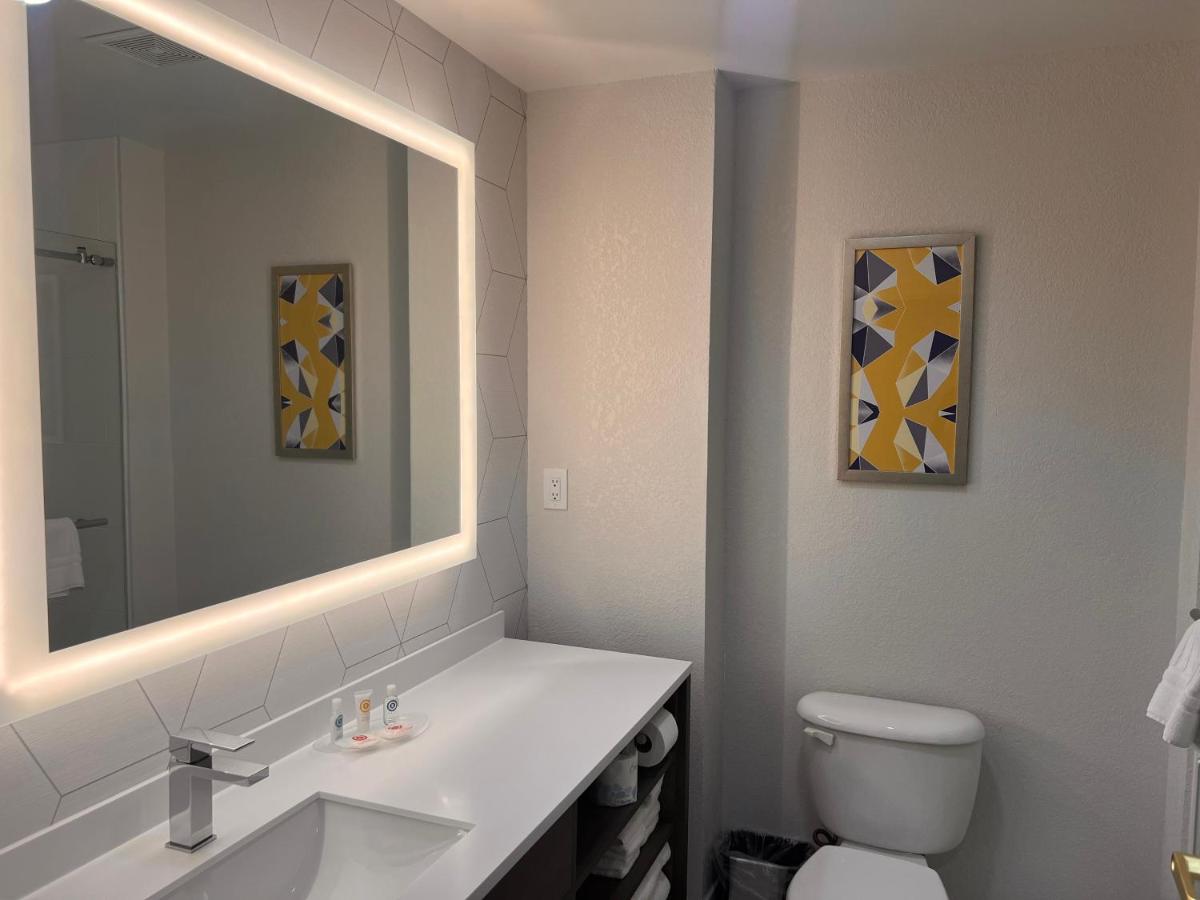 King Suite at Comfort Suites Louisville Airport