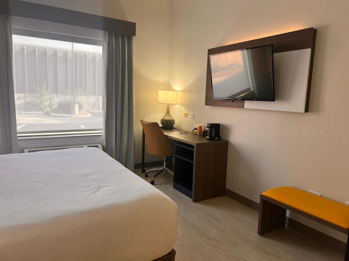King Suite at Comfort Suites Louisville Airport