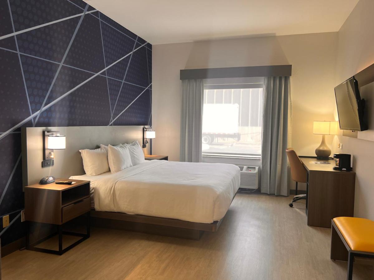 King Suite at Comfort Suites Louisville Airport