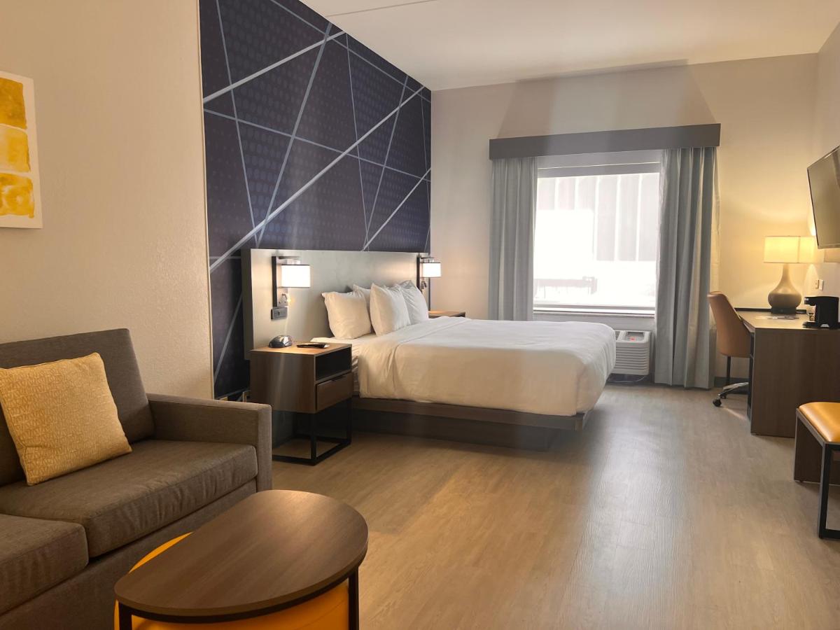 King Suite at Comfort Suites Louisville Airport