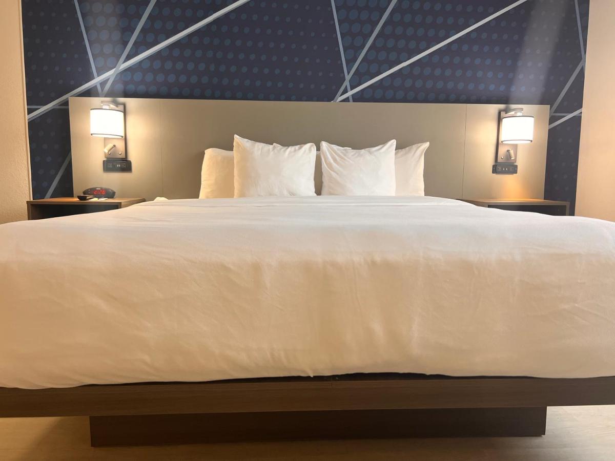 King Suite at Comfort Suites Louisville Airport