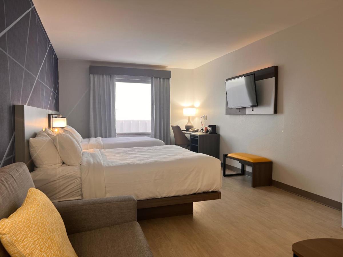 Queen Suite at Comfort Suites Louisville Airport